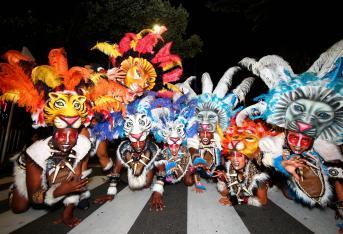 Personajes míticos y fantásticos, como La Catrina, la Madre Tierra o La Llorona desfilaron por el centro de Medellín.