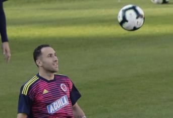 En los últimos años, las marcas deportivas decidieron hacer diseños aparte para las camisetas de entrenamiento y calentamiento. Esta fue la que se usó en Rusia 2018, que luego pasó a ser de uso de los arqueros. En la foto, David Ospina.