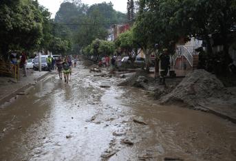 Este martes, en la madrugada, se presentó un desbordamiento de río en Floridablanca por el taponamiento que generó un árbol en un puente.