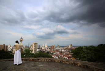 Durante siete días de la Semana Santa, montado sobre una camioneta, el padre Luis Carlos recorre a diario los sitios icónicos de la ciudad, hospitales, estaciones de policías, bomberos, y decenas de barrios, dando la bendición, orando y llevando un mensaje de esperanza en medio de ailamiento obligatorio por el Coronavirus.