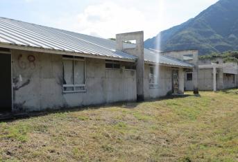 En San Luis (Tolima), el Fondo Rotatorio de la Policía contrató la construcción de 51 casas fiscales para darles vivienda a los familiares de los comandos jungla. Aunque debían estar listas hace más de cuatro años, hoy están abandonadas.