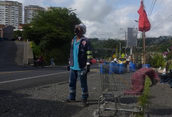 Manuel Vargas lleva mas de 20 años en el oficio del reciclaje, ahora en tiempos de covid 19 sale a hacer el recorrido con su carro de reciclaje y una bandera roja, buscando tambien alguna ayuda de alimentos.