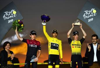 Egan Bernal en el podio, como campeón del Tour de Francia 2019.