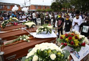 Las familias de los jóvenes Jair Andrés Cortés, Álvaro José Caicedo, Josmar Cruz, Leider Cárdenas y Luis Montaño, asesinados en un cañaduzal de Llano Verde, en el oriente de Cali, pidieron justicia y que se investiguen a los sospechosos de la masacre que el día martes conmocionó la ciudad; esto, en medio del sepelio colectivo en el que asistieron amigos y familiares de las víctimas, el Alcalde de Cali, el General de la Policía y la Líder Francia Márquez, entre cientos de personas más que rechazaron el acto. El sepelio colectivo se llevó a cabo en medio de una caravana custodiada por la policía hasta un cementerio de la vía a Yumbo.