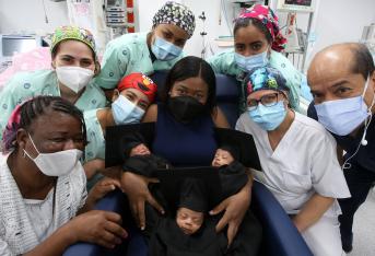 Evelyn Valencia pudo llevar sus hijos a casa, luego que ellos aumentaron peso y mejoraron sus pulmones tras 27 días en incubadoras de la Clínica Versalles. Con toga y birrete les realizaron una celebración durante el Día Mundial del Bebé Prematuro. En Colombia dos recién nacidos, de cada diez, son prematuros y los departamentos donde más ocurre, son: Cundinamarca, Antioquia y Valle del Cauca.