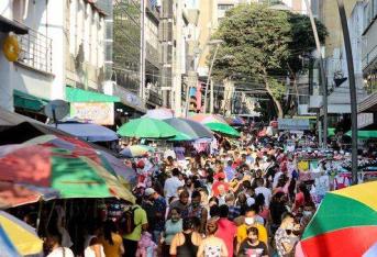 Los bumangueses denuncian que así se veía durante esta mañana el paseo del comercio en el centro de Bucaramanga. Pese a haber personas con tapabocas, el tamaño de la aglomeración y la poca distancia entre los ciudadanos podría disparar aún más los casos de covid-19.