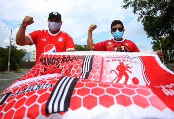 América de Cali viajó a Bogotá para disputar la final del fútbol colombiano contra Santa Fe. Los escarlatas llegan a El Campín con una ventaja de tres goles. Mientras inicia el partido a las 6p.m. cientos de hinchas exhiben sus prendas rojas en apoyo a su equipo. El Toque de Queda en Cali iniciará a las 9p.m. y en el resto del Valle del Cauca será desde las 8p.m.