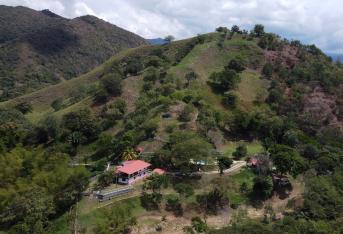 Los jóvenes departían en una finca ubicada en zona rural de Buga, a 30 minutos del casco urbano, cuando hombres armados llegaron en la madrugada y dispararon contra 7 de ellos. Por más de 14 horas investigadores y uniformados permanecieron en la finca Santamarta recolectando pruebas. Las autoridades ofrecieron $200 millones para quien entregue información de los responsables de este hecho que enlutó al país.