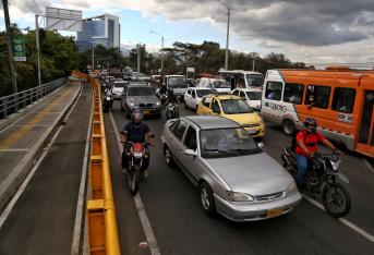 Una fuerte congestión vehicular sufren los caleños que transitan por la vía Cali – Jamundí, sentido norte – sur diariamente. Algunos usuarios reportan que son más de 40 minutos lo que les ha tomado salir del embotellamiento. Fotos Santiago Saldarriaga Quintero / EL TIEMPO