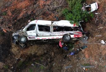 Un grave accidente se presentó en el Valle del Cauca, entre los municipios de Vijes y Yotoco, cuando una tractomula que transportaba pescado en un contenedor cochó contra una buseta de la empresa Trans La Andina que se dirigía de Cali a La Unión y la arrojó 5 metros montaña abajo. Las autoridades reportan 10 heridos trasladados al hospital de Buga, entre ellos un menor de edad con trauma craneoencefálico y una fuerte lesión en un ojo . Ambos conductores están ilesos. Autoridades investigan las causas del choque y la primer versión que manejan es exceso de velocidad.