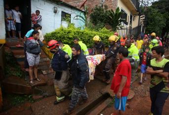 Ya son siete los muertos en el Valle del Cauca por las lluvias durante los 11 primeros días de marzo. Esta vez la tragedia fue en la ladera de Cali, cuando una pared cayó sobre una menor de cuatro años y su madre, tras un derrumbe por las fuertes lluvias. Los Bomberos de Cali, quienes atendieron la emergencia, reportaron más de 10 deslizamientos en el sector de La Arboleda y El Pascualito. La comunidad pide a los organismos de rescate y la Alcaldía de Cali, hacer presencia permanente y dar soluciones ante estas tragedias anunciadas para evitar que se repitan.