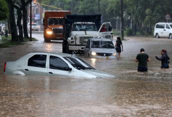 Las fuertes lluvias provocaron decenas de emergencias en varias vías de la ciudad. Las principales emergencias se presentan en los sectores de ladera, siendo Siloé, Terrón Colorado, Los Chorros y Las Minas, por lo que el Alcalde de Cali creó albergues para los ciudadanos que estén en riesgo.