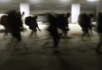 Los Marines estadounidenses de Bravo Co. marchan hacia el cuartel con el equipo de batalla completo al llegar muy temprano por la mañana a la base avanzada de los Marines de los Estados Unidos en el sur de Afganistán. Lanzada a raíz de los ataques del 11 de septiembre, la guerra en Afganistán se cobró la vida de decenas de miles de afganos junto con alrededor de 2.400 soldados estadounidenses y vio trillones desperdiciados en lo que en gran parte se ha considerado un proyecto fallido de construcción de la nación.