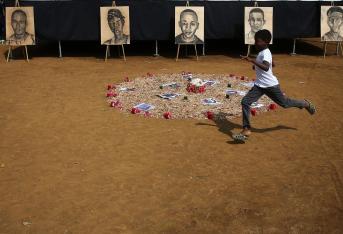 La comunidad de Llano Verde y los familiares de los jóvenes Álvaro Caicedo, Jair Cortés, Jean Paul Cruz, Luis Montaño y Léider Cárdenas, quienes estaban entre los 14 y 16 años y fueron masacrados en un cañaduzal, visitaron el cementerio en Yumbo y le rindieron un sentido homenaje en una cancha del sector, pidiendo a las autoridades justicia para los culpables de este crimen que enlutó al país y saber el por qué los mataron,