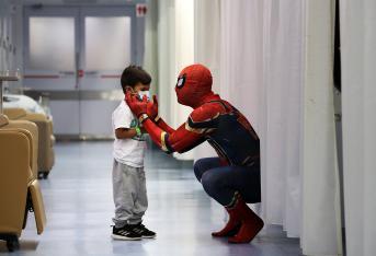 Enfermeros, médicos, personal administrativo y de apoyo de la Clínica Imbanaco, se despojaron de sus batas y se convirtieron en superhéroes, princesas, clowns y otros personajes infantiles, durante la celebración del día de los niños para sacarles sonrisas y alegrar la espera de pequeños y adultos que se encuentran hospitalizados o en procedimientos en Halloween.