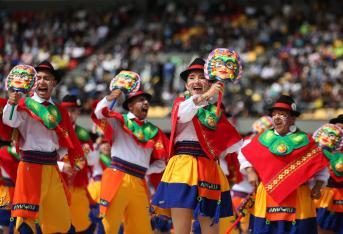 Alegría, color y magia, observaron los miles de asistentes del desfile de Colectivos Coreográficos, Canto a la Tierra, en el estadio Libertad de Pasto, Nariño, durante el Carnaval de Negros y Blancos, que se trasladó a este escenario para mantener las medidas de bioseguridad por el covid-19. Por más de 10 horas, más de cuatro mil artistas y maestros enseñaron al mundo su cultura, saberes y tradiciones por medio del baile y la música.