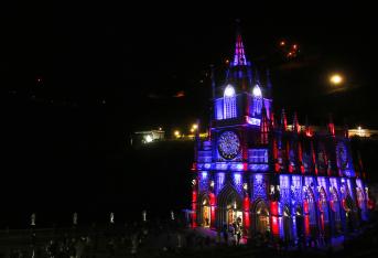 El Santuario de Nuestra Señora del Rosario de las Lajas, se ha convertido en uno de los lugares de Colombia más visitados durante diciembre 2021 y enero del 2022, pues miles de turistas llegan a diario, inclusive quienes van al Carnaval de Blancos y Negros en Pasto, aprovechan para visitar este sitio ubicado en el Cañón del río Guáitara, municipio de Ipiales, Nariño, para agradecer, pedir, pagar penitencias, llevar agua bendita o simplemente conocer esta edificación gótica construida en el años 1.949 en honor a la aparición de Nuestra Señora del Rosario en una cueva de roca junto al río. En la noche la iglesia se vuelve un espectáculo de luces sobre su fachada de 100 metros de alto.