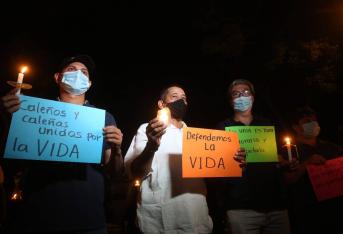 En el lugar donde el Eln instaló explosivos contra un camión del Esmad, que dejó 13 uniformados heridos, caleños pidieron por la salud de los afectados e hicieron un llamado a parar la guerra y a la reconciliación.