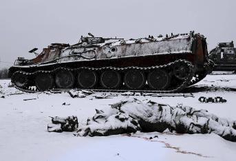 Un cuerpo sin vida de un soldado, yace junto a un APC ruso quemado después de que el ejército ucraniano lo atacara cerca de la ciudad de Kharkiv, Ucrania. 
Las tropas rusas ingresaron a Ucrania el 24 de febrero, lo que llevó al presidente del país a declarar la ley marcial y desencadenar una serie de anuncios de los países occidentales de imponer severas sanciones económicas a Rusia.