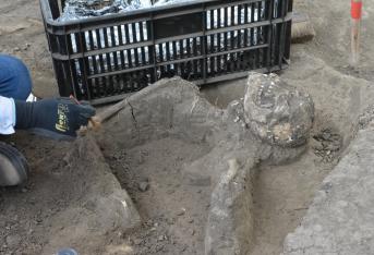 En el estudio de impacto ambiental, se encontraron los primeros vestigios arqueológicos, que luego se determinaría que correspondían a asentamientos humanos de hasta de 2.400 años de antigüedad.