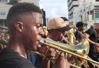 La música, el color y la danza se tomaron la Avenida Santander.