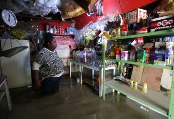 Cinco días llevan cientos de familias inundadas por las fuertes lluvias en el sector de Playa Renaciente, nororiente de Cali y pese a que hay decenas de bebés, niños, adultos mayores y perder todas sus pertenencias por el desbordamiento del río Cauca, ninguna autoridad les ha llevado ayudas. Ellos piden urgente comida, carpas, colchonetas, frazadas y ropa, pues lo perdieron todo durante la temporada invernal.