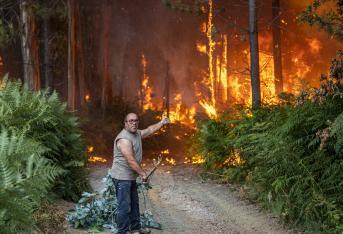 En Europa, los incendios forestales provocados por la fuerte ola de calor no dieron tregua. Durante 2022, más de 200 mil hectáreas se quemaron solo en España y unas 87 mil en Portugal, lo que significa el 1 % del territorio portugués. En la foto, un hombre intenta apagar un incendio en Albergaria a Velha, Portugal.