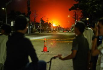 Incendio en Vía 40 de noche.