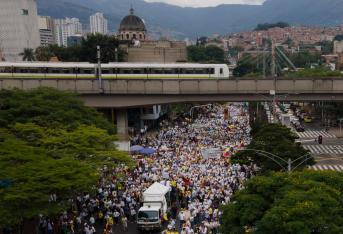 En la marcha también hubo quien criticar al alcalde Daniel Quintero