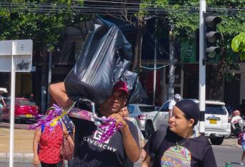 Compras navideñas a última hora en el centro de Barranquilla.