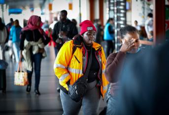 Desde mediados de este año, los viajeros que transitan por el Dorado empezaron a encontrarse con numerosos grupos de pasajeros africanos. comenzaron a ver  a Mujeres, niñas, niños y hombres, la mayoría de ellos sin hablar más que unas pocas palabras en español, empezaron a hacerse habituales para los viajeros, empleados del muelle internacional y agentes de Migración Colombia en el aeropuerto El Dorado. 
Foto @mauriciomorenofo / MAURICIO MORENO EL TIEMPO CEET