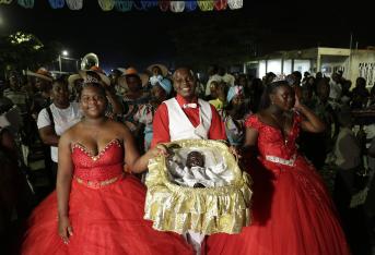 Miles de personas celebraron la Navidad en febrero y con ella el nacimiento del Niño Dios afro en Quinamayó, corregimiento de Jamundí, en el Valle del Cauca, ya que en la esclavitud, los patronos no les dejaban celebrar a los esclavos durante el mes de diciembre, pues los tenían que atender, pero tras los 40 días de la dieta de la virgen María los autorizaban y ellos hacían la celebración afro a su modo. Durante cuatro días se vive una fiesta, donde participan niños, adultos y mayores, en medio de procesiones, cantadoras, fuegos artificiales, bailes, arrullos, chirimías y la tradicional fuga, donde comunidades afro de todo el Valle del Cauca y Cauca llegan a participar de esta celebración ancestral que lleva más de 150 años.