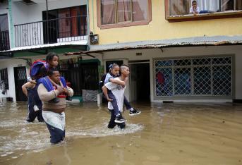 Una grave emergencia viven más de 300 familias en Jamundí, Valle del Cauca por las fuertes lluvias que no cesaron durante más de 24 horas, lo que produjo que los ríos, caños y el acueducto colapsaran. Producto de esto, viviendas, establecimientos, fincas, cultivos y vías, están bajo el agua, por lo que piden a las autoridades locales y departamentales brindarles ayudas, pues desde las 4a.m. el agua les daño sus camas, salas, electrodomésticos, objetos de valor y afectó sus cultivos y animales.