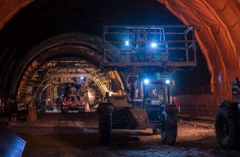 Además se vienen desarrollando las obras civiles y el montaje de los equipos electromecánicos.
Porcentaje de avance: Obra civil: Túnel de La Línea, túnel piloto y los 3 túneles cortos que entrarán en operación están 100%.