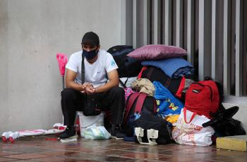 Las 200 personas que retornarán a Venezuela, deben viajar con su grupo familiar; la prioridad es para los niños y mujeres embarazadas. Antes del viaje, personal de la salud examinó a los viajeros. Son 10 buses los que irán a media capacidad, por cuestión de salud, para el retorno de los migrantes. La Secretaria de Bienestar, Fabiola Perdomo, hizo el llamado al Gobierno Nacional, para ayudar a repatriar la mayor cantidad de venezolanos, pues las capacidades actuales del gobierno municipal, no alcanza para poder brindarles garantías en medio de la pandemia por Covid-19.