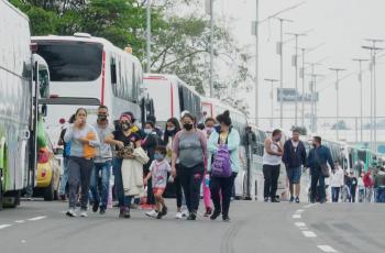 Decenas de buses cargados de venezolanos están esperando la autorización para salir.