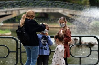 Los niños de España volvieron a jugar el domingo 26 de abril en las calles luego de mes y medio de estar encerrados en casa.