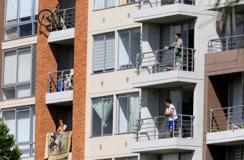 El contacto humano durante la pandemia se reduce en ocasiones a ver la vida desde el balcón de la casa.