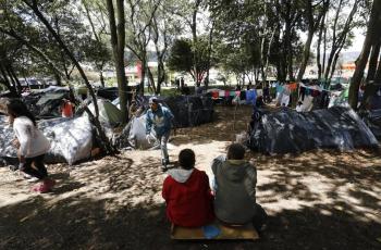 Migrantes venezolanos instalados en el separador de la autopista Norte.