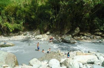 El acueducto de Calarcá fue diseñado para captar agua de cuatro fuentes hídricas: el río Santo Domingo y las quebradas El Salado, San Rafael y Naranjal.