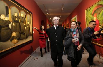 PEKÍN (CHINA) 20/11/2015.- El artista colombiano 
Fernando Botero (c) recorre su exposición acompañado por varios periodistas antes de la inauguración de la muestra "Botero en China" en el Museo Nacional de China hoy, 20 de noviembre de 2015 en Pekín (China). El arte del colombiano 
Fernando Botero llega por primera vez a China con una gran exposición de 96 pinturas que se podrá visitar hasta el 2 de enero de 2016. EFE/How Hwee Young