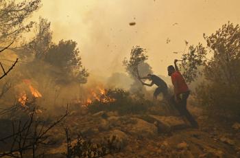 Cambio Climático
En los últimos 28 años, los fotógrafos y videógrafos de Getty Images, reconocido como el principal creador de contenido visual a nivel mundial, han desarrollado un conocimiento especializado para capturar los eventos de noticias más importantes en todas partes del mundo. Este 2023, sus fotoperiodistas se embarcaron en la misión de contar historias de desastres naturales desde la primera línea, ya sea en medio de huracanes o en medio de llamas, poniéndose en peligro para mostrar el impacto que estos eventos tienen en los lugares y las personas. Además, documentaron sequías históricas, aumento de temperaturas, lluvias intensas e inundaciones, y mucho más, tanto en lugares lejanos como en nuestro propio entorno durante todo el año 2023.
A través del lente de los galardonados fotógrafos de Getty Images, Sandy Ciric, Directora Senior de Fotografía Editorial de Getty Images, compartió para El Tiempo una galería de imágenes que destacan algunos de los eventos que han marcado la historia del cambio climático en 2023. 
“La cruda realidad del cambio climático ha estado lejos de ser sutil este año. Los fotoperiodistas de Getty Images produjeron imágenes y videos impactantes que permiten al mundo entero ser testigo de un año de condiciones meteorológicas extremas en todo el planeta. Además, documentaron sequías históricas, calor intenso, inundaciones, incendios forestales y tormentas intensas”, afirma Sandy Ciric, Directora Senior de Fotografía Editorial de Getty Images. “La fotografía sigue siendo esencial para informar y transmitir los efectos del cambio climático. Documentar estos extremos cada vez más “normales” nos proporciona contexto y cronología a medida que nuestro mundo sigue cambiando.”