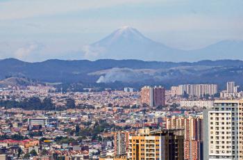 Gracias al clima que se presento en el día de hoy en horas de la mañana se pudo observar el Nevado del Tolima desde el centro de la ciudad . Bogota 22 de enero del 2024. FOTO MAURICIO MORENO EL TIEMPO @mauriciomorenofoto