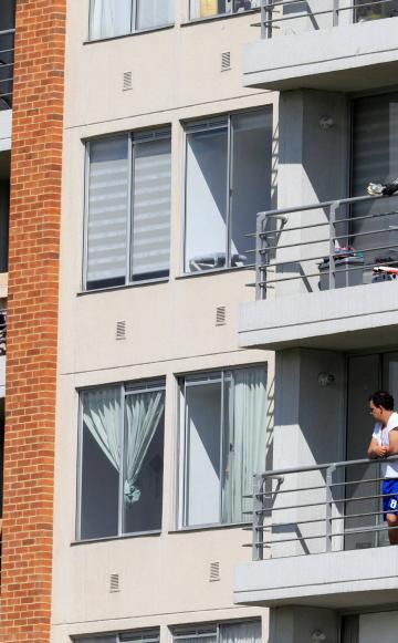 El contacto humano durante la pandemia se reduce en ocasiones a ver la vida desde el balcón de la casa.