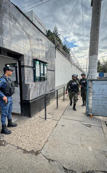 Así amanece la carcel Modelo fuertemente militarizada después del asesinato  del coronel Elmer Fernández  director de la cárcel La Modelo . Bogotá 16 de mayo del 2024 foto MAURICIO MORENO CEET EL TIEMPO