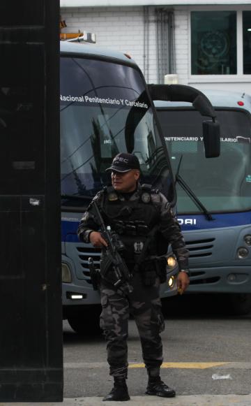 En dos buses del Inpec fueron trasladados 12 prisioneros que se encontraban en la cárcel la modelo tras el asesinato del director de la cárcel Elmer Fernandez. Los reclusos fueron enviados a la cárcel la picota y a la cárcel de picaleña en Ibagué.