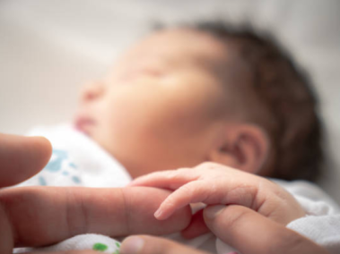 La madre del pequeño se cuidó durante el embarazo y no hay alteraciones genéticas entre la familia del bebé.