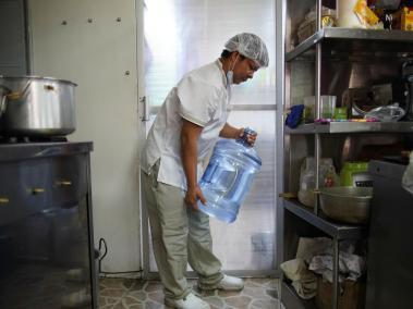 Ante el corte de agua en la localidad de Barrios Unidos, una panadería almacenó cinco tarros grandes de aproximadamente 25 litros de agua.