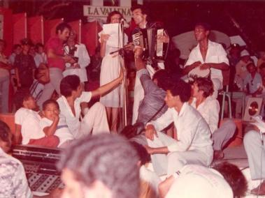 Gustavo Gutiérrez y su hermana, Olga, en 1982, interpretando la canción Paisaje de sol