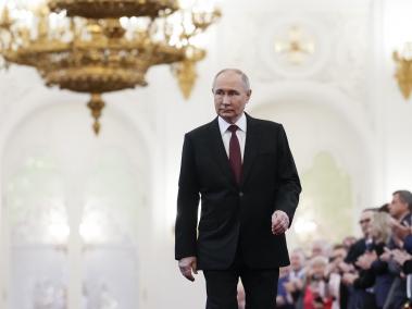 El presidente Vladimir Putin llega a su ceremonio de posesión en el Kremlin.